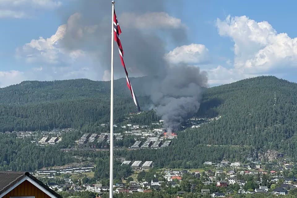 У Драммені шість пожежних вертольотів гасять масштабну пожежу в житловому районі
