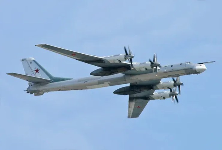 Супутниковий знімок аеродрому «Енгельс-2» з ураженим Ту-95 і відокремленою хвостовою частиною