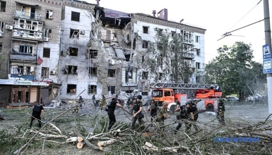 Зруйновані два поверхи п'ятиповерхового будинку в житловому кварталі Запоріжжя після удару 19 липня