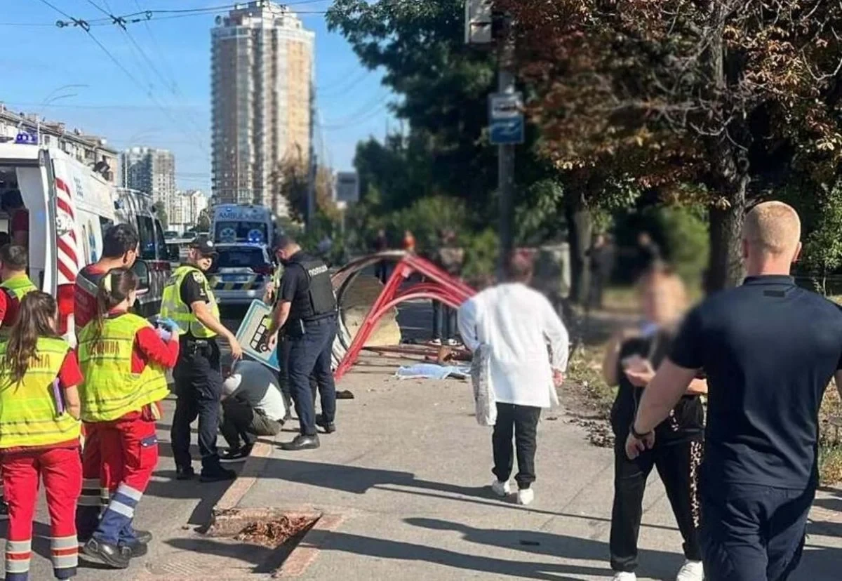 На Чоколівському бульварі Volkswagen в’їхав у зупинку: дві жінки загинули