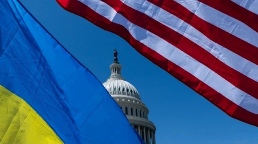 Дональд Трамп на тлі архівного фото — символіка співпраці США та України у сфері розвідки
