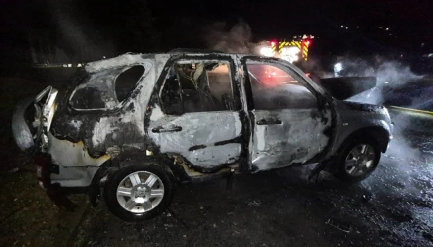 Цивільний автомобіль у Сумах, пошкоджений внаслідок влучання російського безпілотника, після пожежі