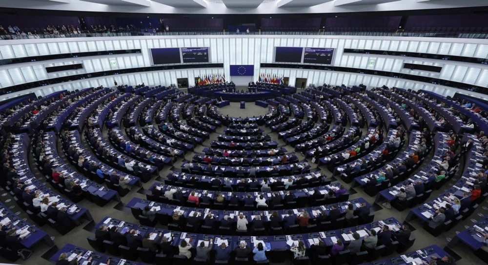 Будівля Європарламенту біля прапора ЄС поряд з інфографікою заморожених російських суверенних активів.