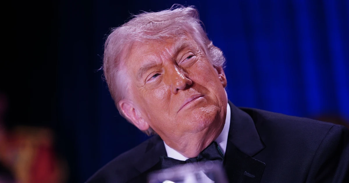 Логотип цілодобового каналу TRUMP TV на екрані YouTube поряд із зображенням Білого дому
