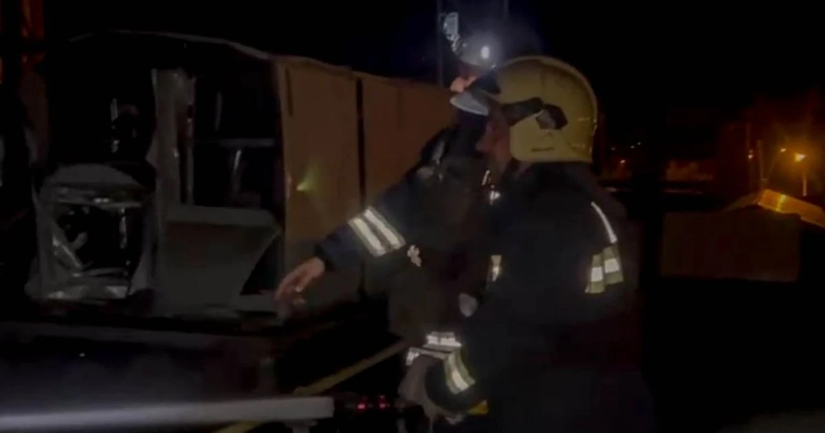 Рятувальники ДСНС ліквідовують пожежу після удару по ТРЦ у Сумах