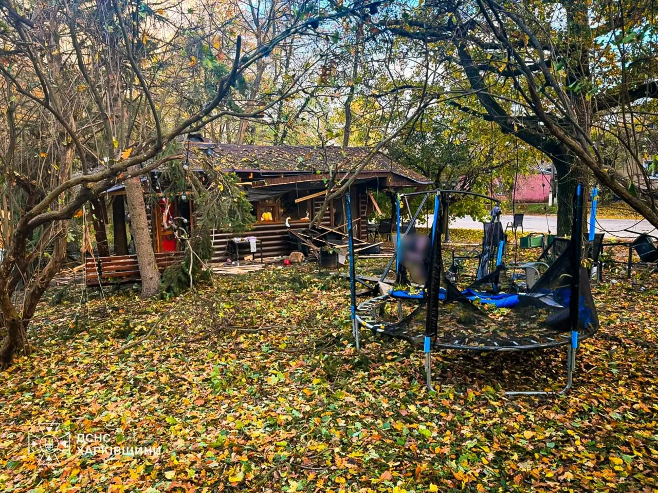 Пошкоджене приміщення кафе у парку в Новій Водолазі після удару безпілотника 19 жовтня 2026 року.