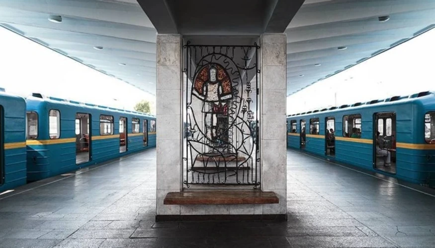 Поїзд Київського метрополітену на червоній лінії метро вранці 20 жовтня