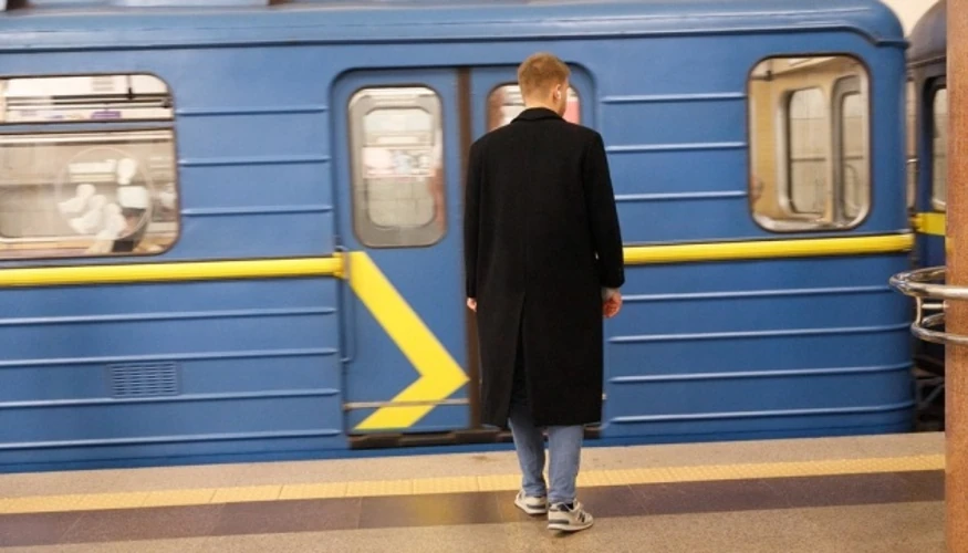 У Києві під час жовтого рівня загрози відновили рух наземною ділянкою «зеленої» лінії метро