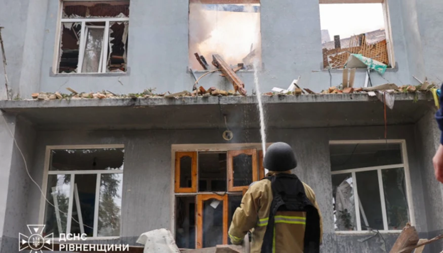ДСНС про наслідки удару БпЛА у Рівному: 64 рятувальники, 30 потерпілих