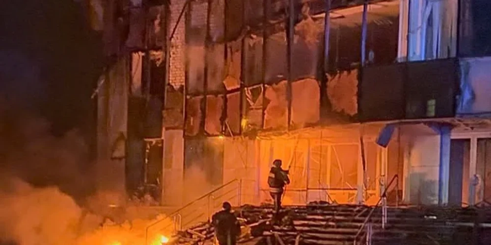 Наслідки пожежі внаслідок влучання російського БпЛА у будівлю приватної телерадіокомпанії у Кременчуці (фото ДСНС)