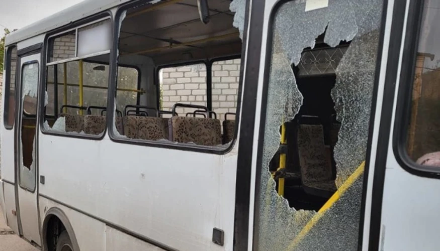 Херсонська поліція документує удар дрона по маршрутці: шестеро постраждалих