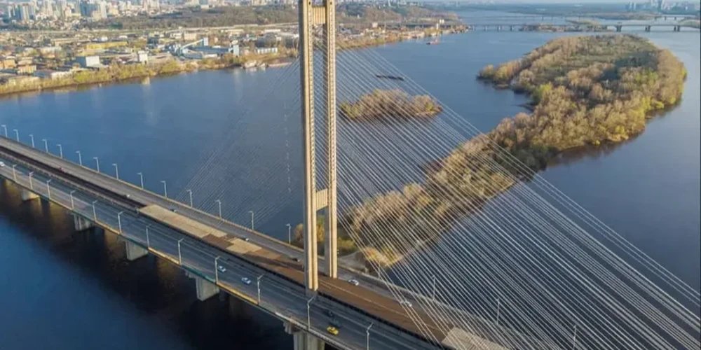 У Києві через атаку на Південний міст змінили рух метро й автобусів